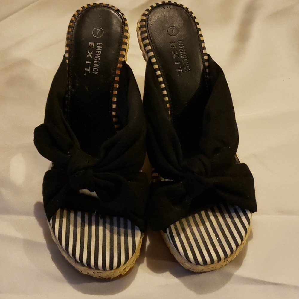 EMERGENCY EXIT  SANDAL